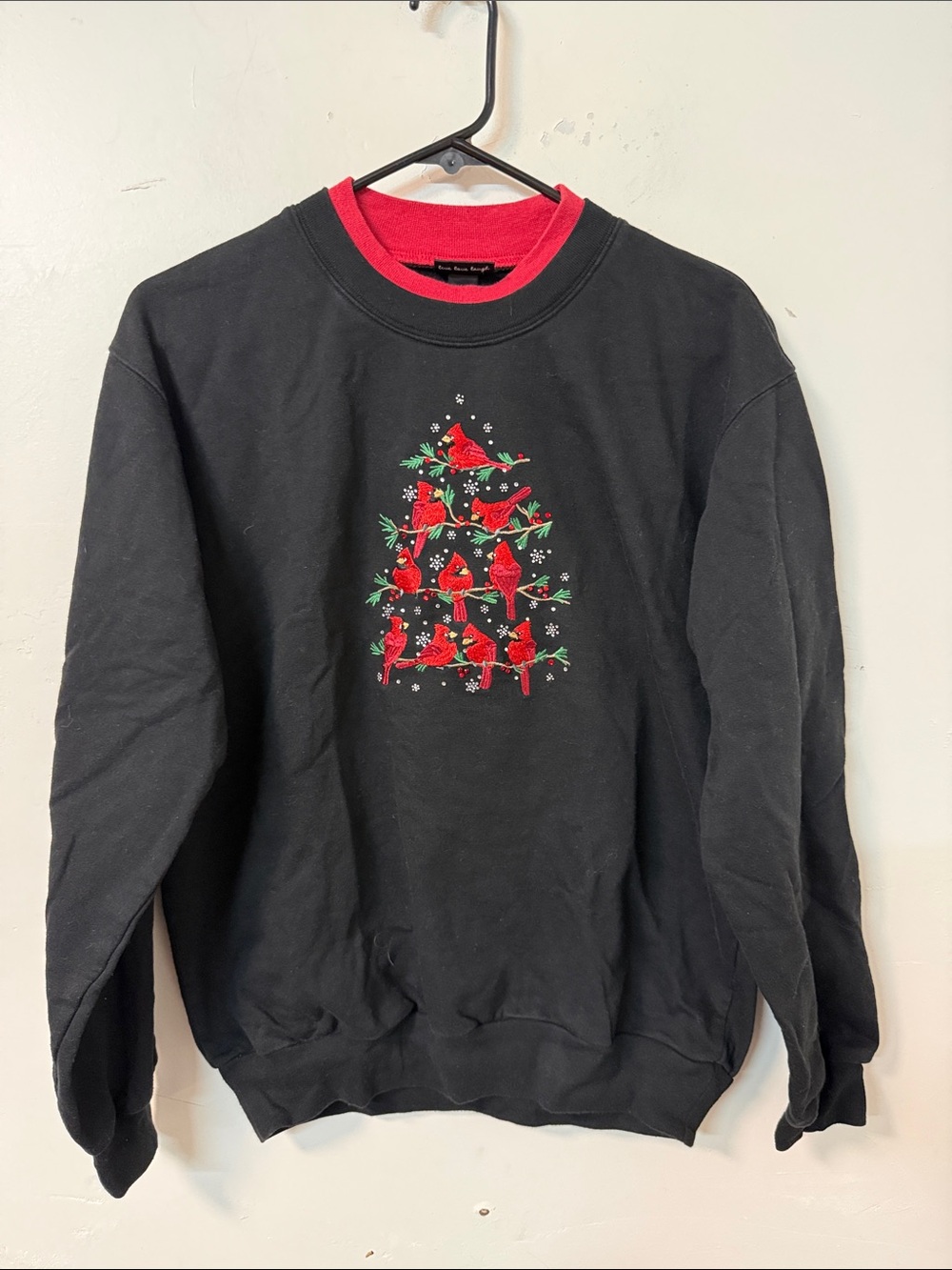 Black Women's Crewneck Sweatshirt with Red Cardinal Tree Motif